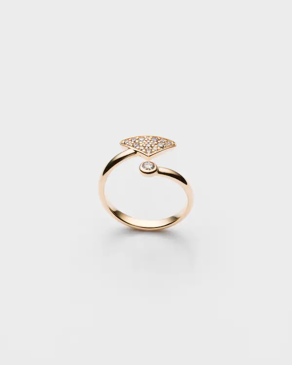 Eternal Gold contrarié ring in yellow gold with diamonds