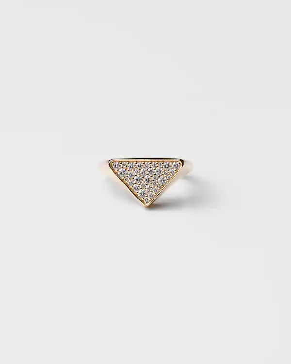 Eternal Gold signet ring in yellow gold with diamonds