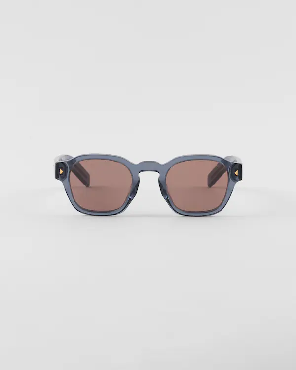 Sunglasses with iconic metal plaque