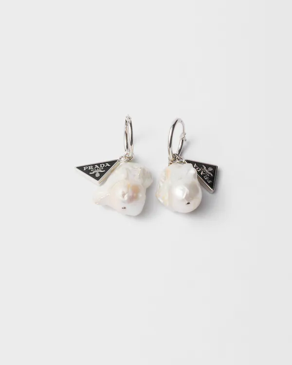 Metal and pearl earrings Metal and pearl earrings